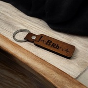 Elegancki brelok drewniany z grawerem i skórzanym wykończeniem