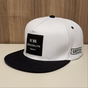 Stylowa czapka snapback biało-czarna – unisex, nowa