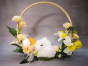 Stroik wielkanocny na kole z króliczkiem