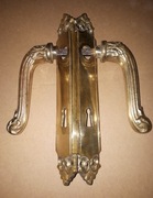 Ozdobne mosiężne klamki do drzwi z okuciami