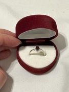 Pierścionek granat, białe złoto 