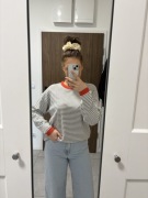 Sweterek w szaro-białe paski z pomarańczowym wykończeniem rozmiar S/M