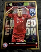 Karta z Robertem Lewandowskim Panini Adrenalyn XL FIFA 365 z 2015/2016.