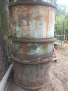 Metalowa beczka do ogrodu