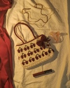 Ręcznie dziergana torebka w wiśnie