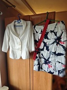 Żakiet ze spódnicą biało-granatowy w kwiaty rozmiar L