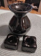 Porcelitowy flakon i szklane świeczniki czarne 