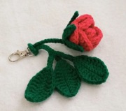 Różyczka wykonana na szydełku, brelok do kluczy 