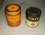 Stare puszki po cacao oraz herbacie.