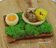 Stroik wielkanocny na korze ze świeczką kurczaczek jajka 