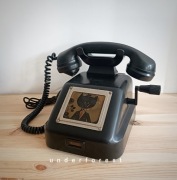 Stary telefon na korbkę RFT bakelitowy retro dekoracja rekwizyt