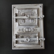 Stare żeliwne drzwiczki do pieca 