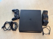 Sony PS4 Slim z Padem i ładowaką