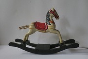 Stary drewniany koń na biegunach konik na biegunach