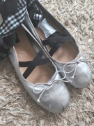 Srebrne balerinki z gumeczkami i kokardą w kratkę