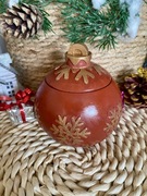 Ręcznie robiona świeca z wosku pszczelego w formie bombki