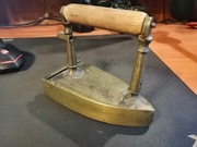 Zabytkowe żelazko mosiężne z duszą