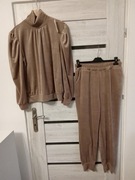 Dres beżowy z weluru , stójka marszczenie przy rękawie.