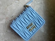 niebieski błękitny portfel miu miu 