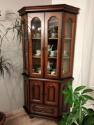 Meble do salonu z stołem i krzesłami