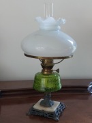 Stara lampa naftowa – zielone szkło, marmur. Styl wiktoriański