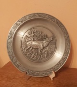 Piękny cynowy talerz myśliwski XXw sygnowany.