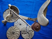 Maszynka do sałatek / tarka / przecierak vintage – komplet tarcz, metalowa