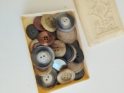 Zestaw starych guzików z prlu