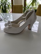 1.Buty komunijne na obcasie lakierowane rozmiar 32