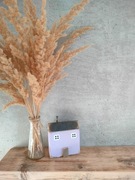 Drewniany domek fioletowy dekoracja