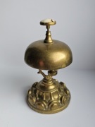 Antyczny dzwonek stołowy z mosiądzu, ok. 1900–1925