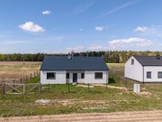 Parterowy dom w otoczeniu lasu, jezior i Warty