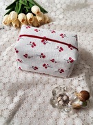 Kosmetyczka handmade biała w czerwone drzewka