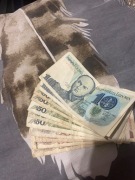 Banknoty z PRL na zdjęciu pokazane są ich wartości 