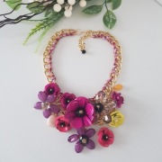 Piękny naszyjnik z kolorowymi kwiatami kolia