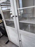 Szafa z witrynami i ażurowymi drzwiami