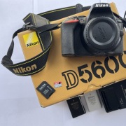 Aparat Nikon D5600 + 4 obiektywy (Sigma, Tamron, 2x Nikon) + lampa