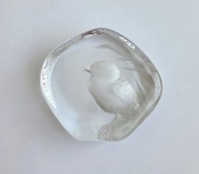 Kryształowy przycisk do papieru, dekoracja, ptaszek w lodzie