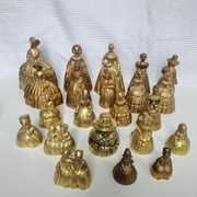 Dzwonki figurkowe mosiężne stołowe damy styl wiktoriański 22 sztuki 