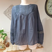 H&M bluzka 36 granatowa koronka plisy długi rękaw guziczek przy szyi