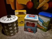 Kolorowe pudełka blaszane ozdobne