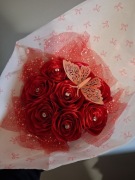 Bukiet czerwonych róż z motylkiem 