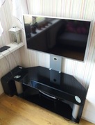 Szklany stolik z wieszakiem na telewizor z możliwością regulacji wysokości 