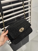 Torebka bouclé na łańcuszku czarna F&F tweedowa