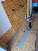 Spalinowa listwa wibracyjna KD175