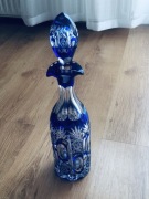 Kobaltowa kryształowa karafka.