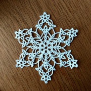 Dekor na choinkę śnieżynka frywolitka biala 11 cm