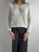 Miękki sweter boucle z dekoltem V i ozdobnymi guzikami rozm. S/M