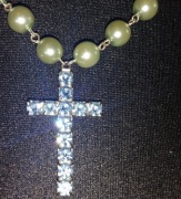 perłowy naszyjnik z pięknym krzyżykiem, renomowanej firmy Jablonex