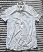 Biała koszula męska z krótkim rękawem i delikatnym, drobnym wzorem 